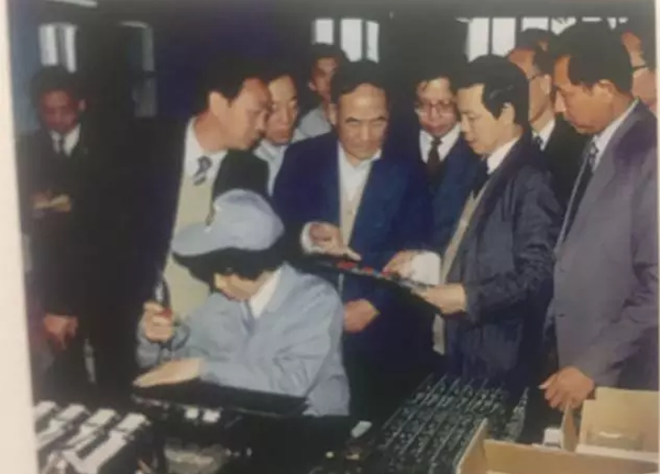 原機械工業(yè)部部長何光遠(yuǎn)參觀西儀集團產(chǎn)品